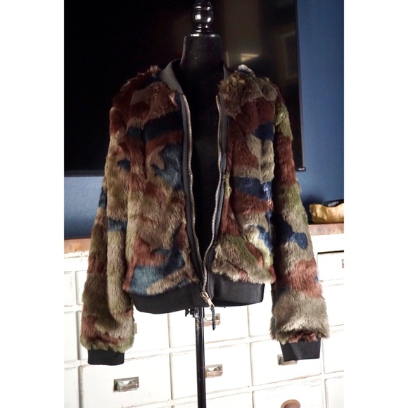 Anthropologie Camo Faux Fur Bomber Jacket New L - Picture 3 of 13